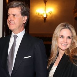 Cayetano Martínez de Irujo junto a Genoveva de Casanova en la entrega de la medalla de la Real Academia Nacional de Medicina