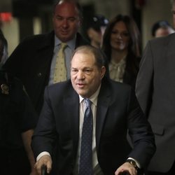 Harvey Weinstein saliendo de los juzgados de Nueva York durante el juicio contra él