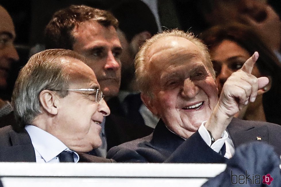 El Rey Juan Carlos y Florentino Pérez se divierten en un partido de Champions del Real Madrid