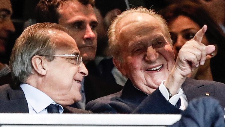 El Rey Juan Carlos y Florentino Pérez se divierten en un partido de Champions del Real Madrid