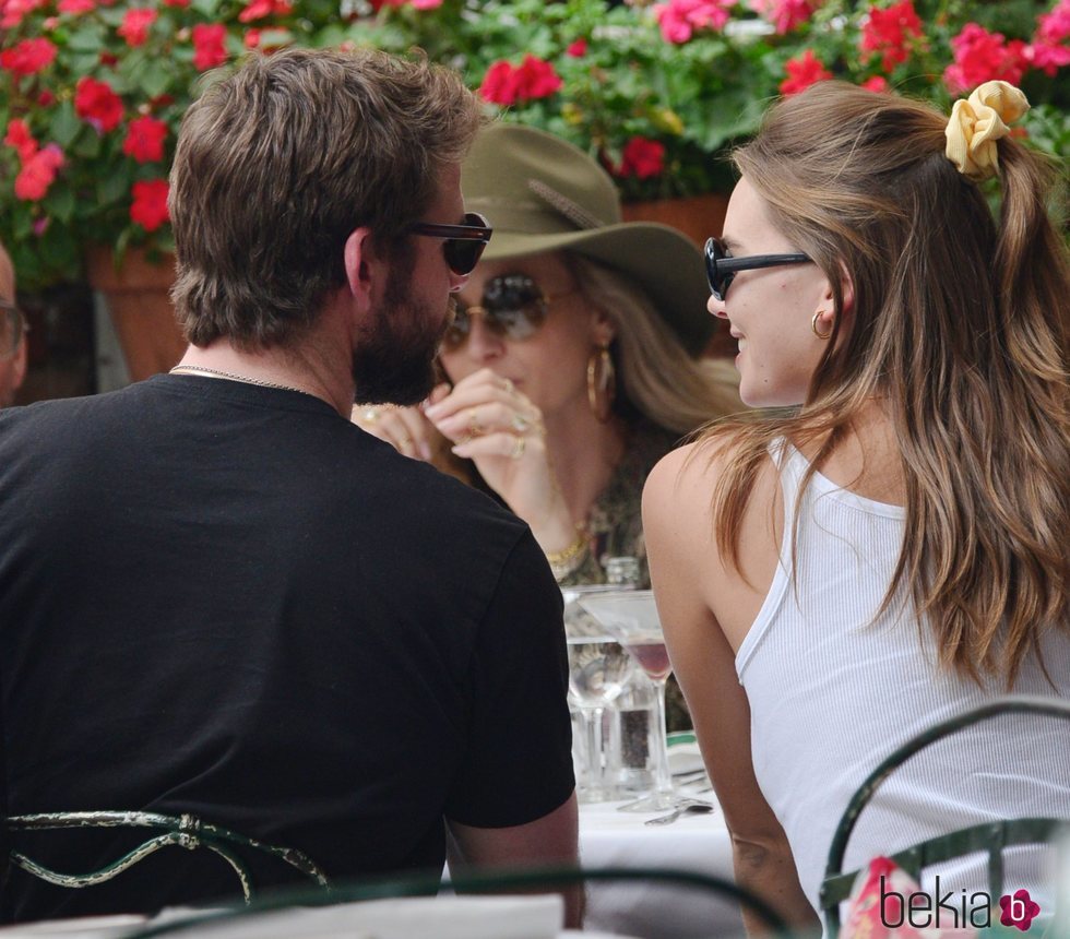 Liam Hemsworth y Gabriella Brooks comiendo juntos