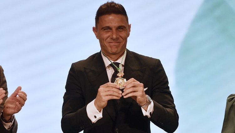 Joaquín Sánchez con su Medalla de Andalucía 2020