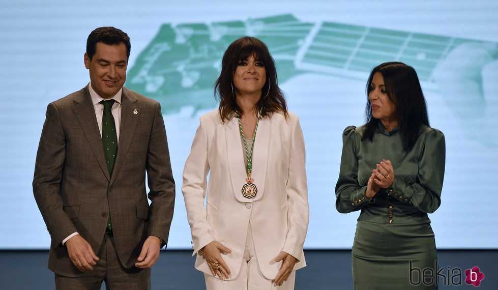 Vanesa Martín con la Medalla de Andalucía 2020