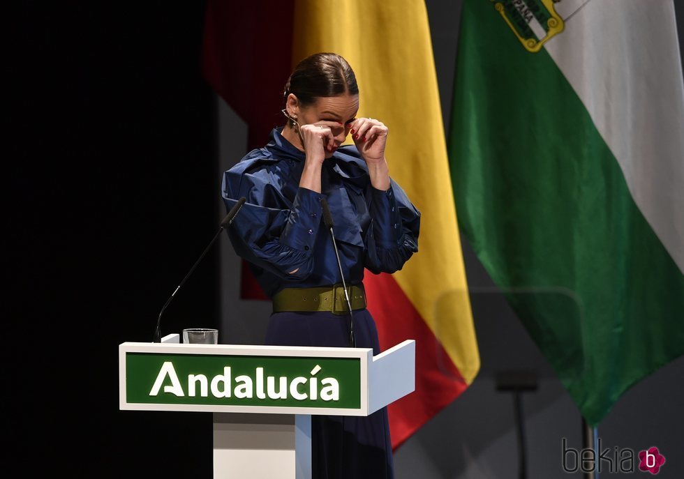 Eva González, emocionada en la entrega de las Medallas de Andalucía 2020