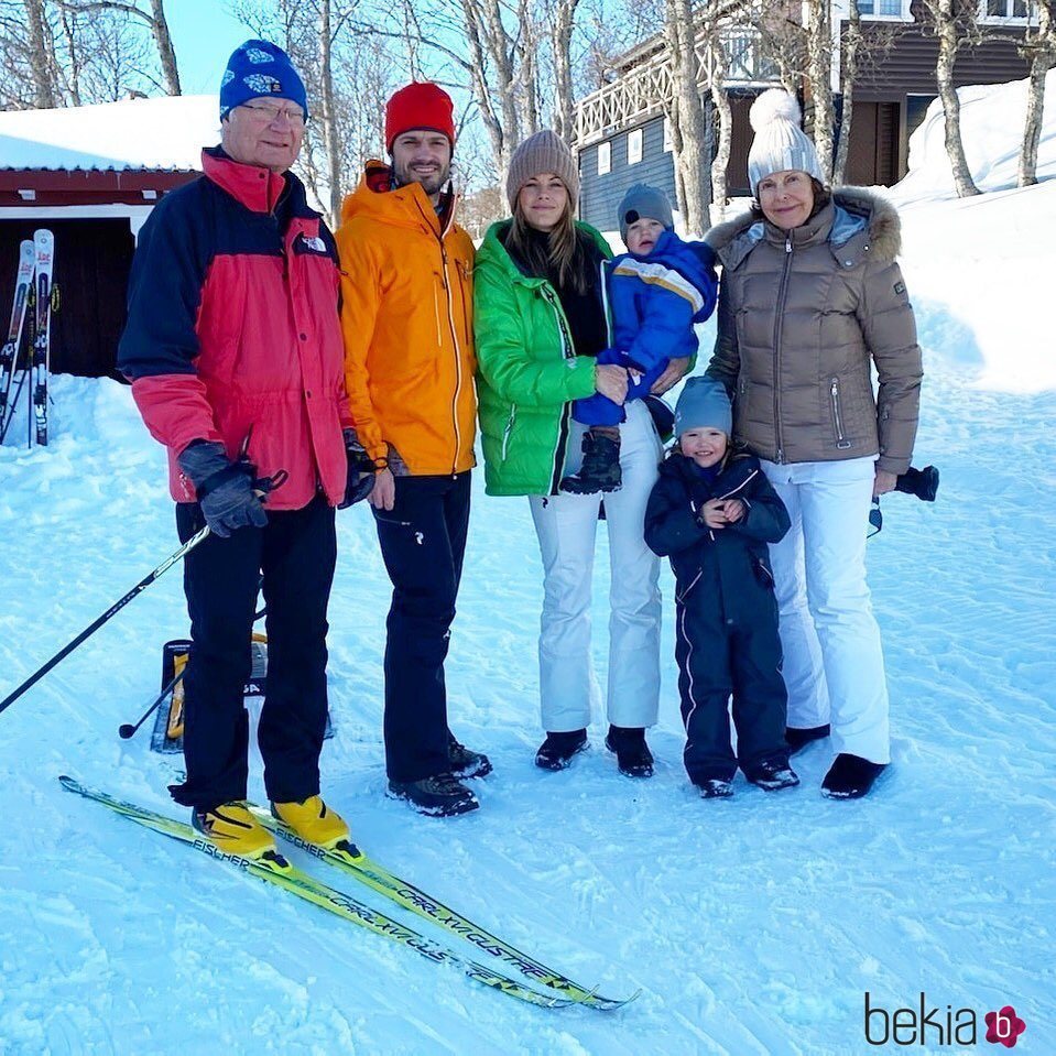 Carlos Gustavo de Suecia, Carlos Felipe de Suecia, Sofia Hellqvist, Gabriel de Suecia, Alejandro de Suecia y Silvia de Suecia en la nieve