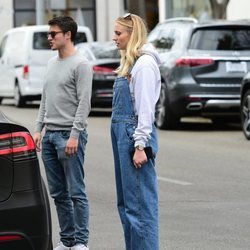 Sophie Tuner con un peto vaquero que disimula el avance de su embarazo