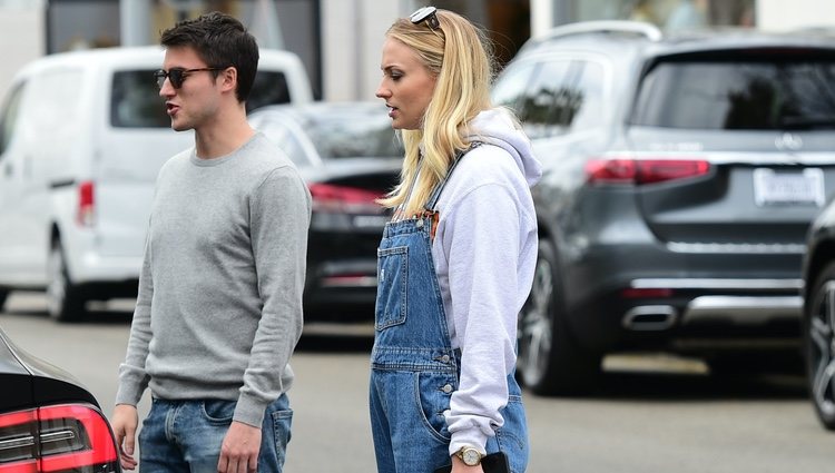 Sophie Tuner con un peto vaquero que disimula el avance de su embarazo