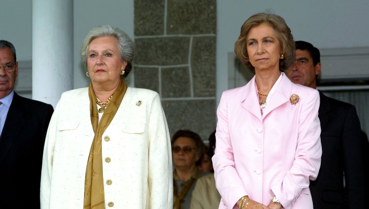 La Infanta Pilar y la Reina Sofía presidiendo una entrega de premios