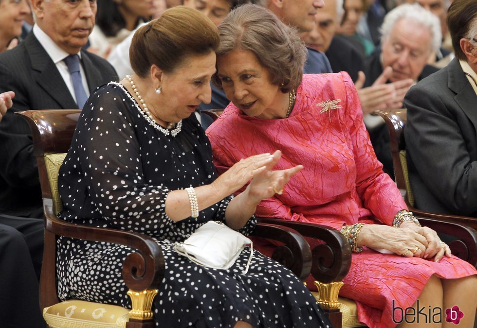 La Infanta Margarita y la Reina Sofía compartiendo confidencias