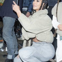 Kim Kardashian haciendo fotos en el desfile de Yeezy otoño/invierno 2020-2021 en París