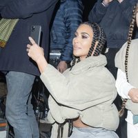 Kim Kardashian haciendo fotos en el desfile de Yeezy otoño/invierno 2020-2021 en París