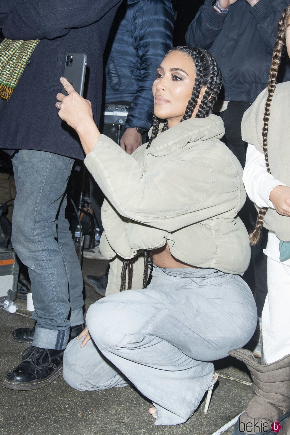 Kim Kardashian haciendo fotos en el desfile de Yeezy otoño/invierno 2020-2021 en París