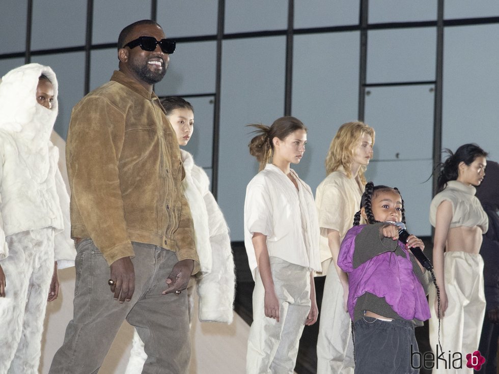 Kanye West y su hija North cantando en el desfile de Yeezy otoño/invierno 2020-2021 en París