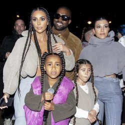 Kim Kardashian, Kanye West, Kourtney Kardashian, North West y Penelope Disick en el desfile de Yeezy otoño/invierno 2020-2021 en París