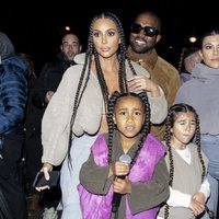 Kim Kardashian, Kanye West, Kourtney Kardashian, North West y Penelope Disick en el desfile de Yeezy otoño/invierno 2020-2021 en París