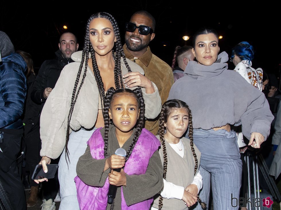 Kim Kardashian, Kanye West, Kourtney Kardashian, North West y Penelope Disick en el desfile de Yeezy otoño/invierno 2020-2021 en París