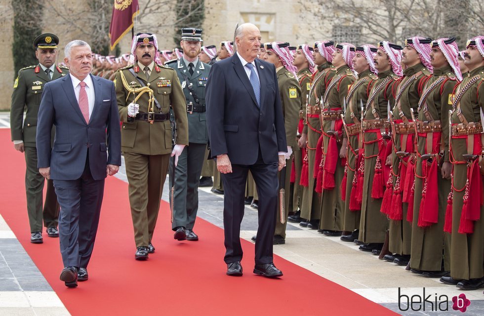 Abdalá de Jordania y Harald de Noruega pasan revista a las tropas en la Visita de Estado de los Reyes de Noruega a Jordania