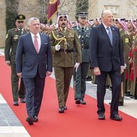 Abdalá de Jordania y Harald de Noruega pasan revista a las tropas en la Visita de Estado de los Reyes de Noruega a Jordania