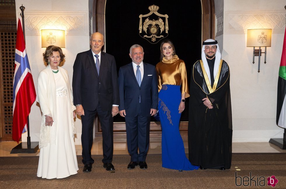 Harald y Sonia de Noruega, Abdalá y Rania de Jordania y Hussein de Jordania en la cena de gala por la Visita de Estado de los Reyes de Noruega a Jordania