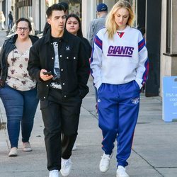 Sophie Turner y Joe Jonas, fotografiados paseando por Los Ángeles