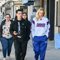 Sophie Turner y Joe Jonas, fotografiados paseando por Los Ángeles