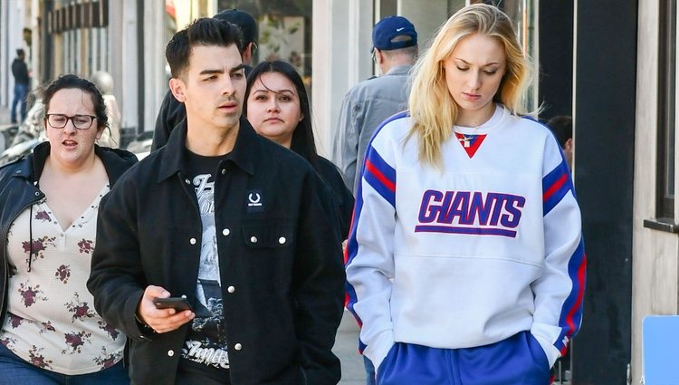 Sophie Turner y Joe Jonas, fotografiados paseando por Los Ángeles