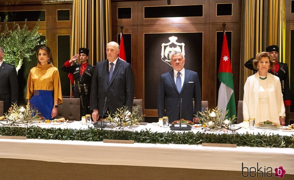 Abdalá y Rania de Jordania con Harald y Sonia de Noruega en la cena de gala por la Visita de Estado de los Reyes de Noruega a Jordania