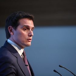 Albert Rivera en su reaparición pública dando un rueda de prensa anunciado su nuevo trabajo como abogado