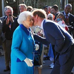 El Príncipe Harry besa a la Reina Isabel