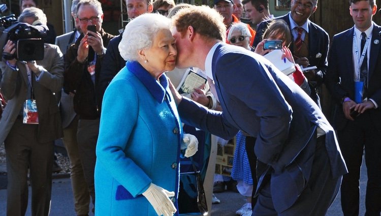 El Príncipe Harry besa a la Reina Isabel