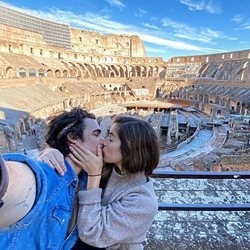 Gonzalo Hermida y Julia Medina dándose un apasionado beso en Roma