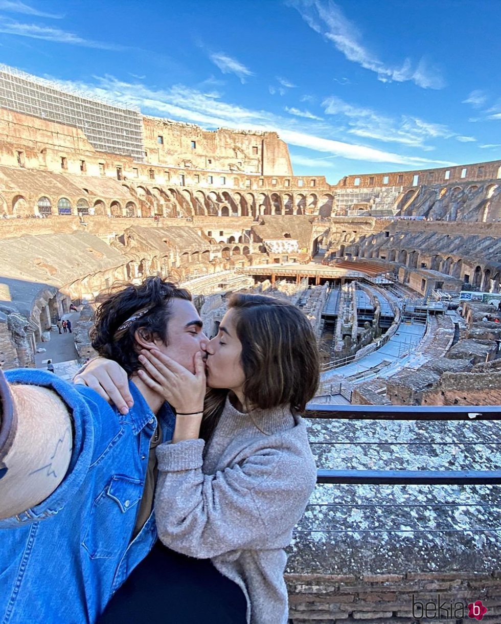 Gonzalo Hermida y Julia Medina dándose un apasionado beso en Roma