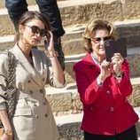 Sonia de Noruega hace fotos con su móvil junto a Rania de Jordania en la Visita de Estado de los Reyes de Noruega a Jordania