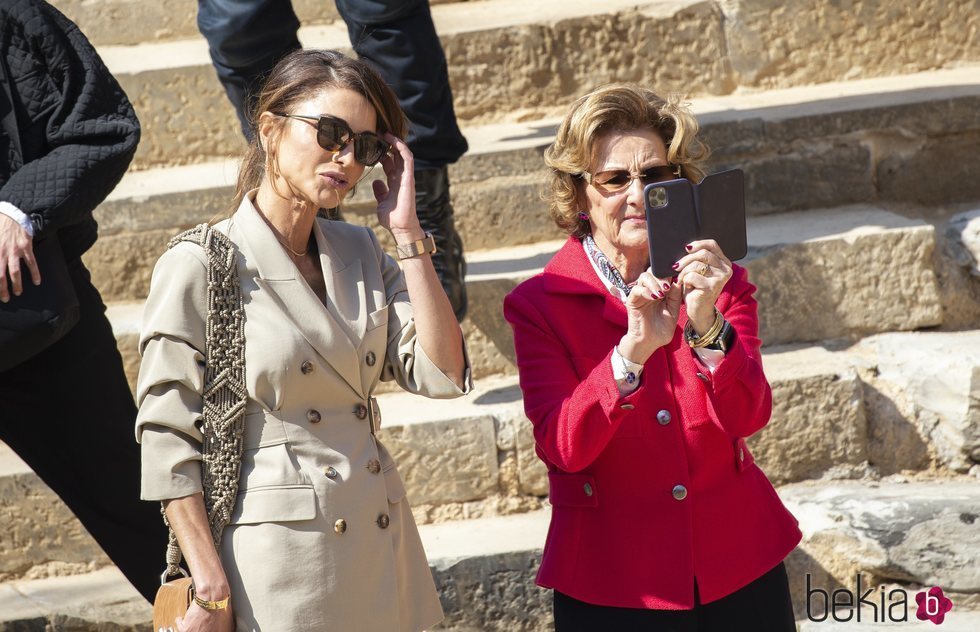 Sonia de Noruega hace fotos con su móvil junto a Rania de Jordania en la Visita de Estado de los Reyes de Noruega a Jordania