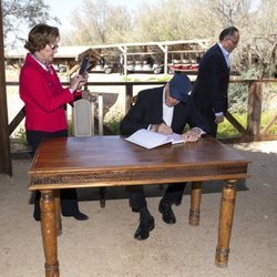 Sonia de Noruega hace una foto a Harald de Noruega mientras firma en su Visita de Estado a Jordania