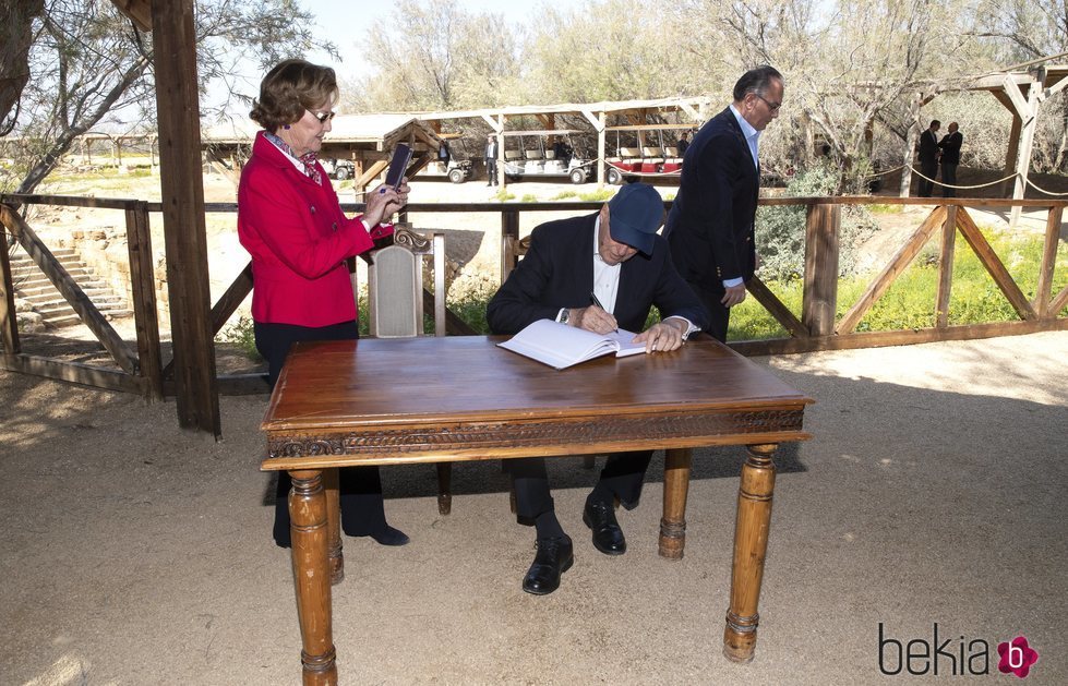 Sonia de Noruega hace una foto a Harald de Noruega mientras firma en su Visita de Estado a Jordania