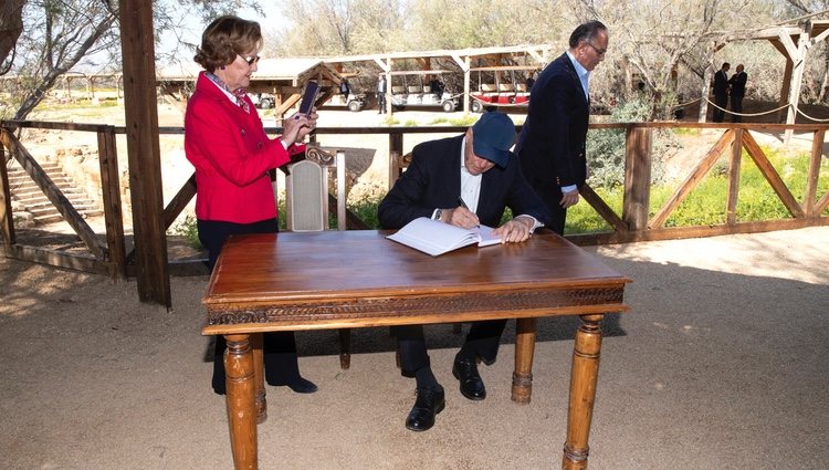 Sonia de Noruega hace una foto a Harald de Noruega mientras firma en su Visita de Estado a Jordania