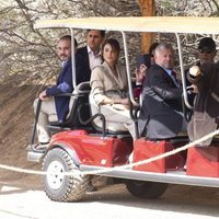 Harald y Sonia de Noruega y Abdalá y Rania de Jordania llegan en un tren turístico a un yacimiento arqueológico en Jordania