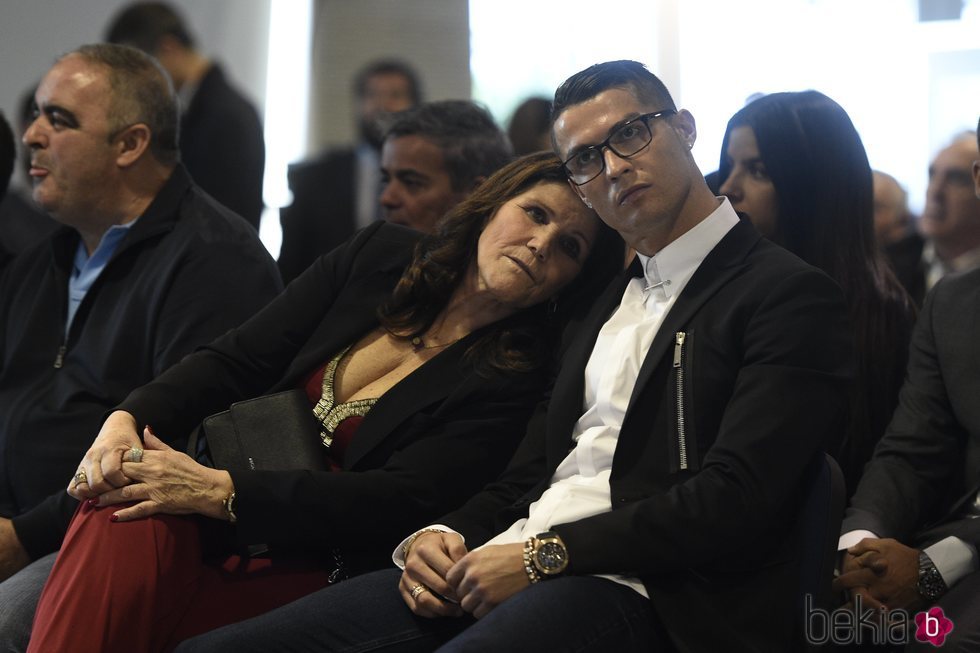 Cristiano Ronaldo y su madre Dolores Aveiro en la renovación del Real Madrid en 2016