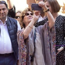 Sonia de Noruega haciendo fotos con el móvil en su Visita de Estado a Jordania