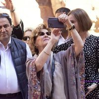 Sonia de Noruega haciendo fotos con el móvil en su Visita de Estado a Jordania