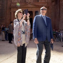 Sonia de Noruega hace fotos con su móvil en Petra junto a Harald de Noruega