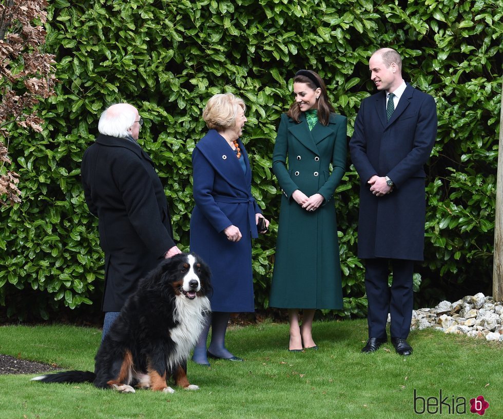 El Príncipe Guillermo y Kate Middleton con el Presidente de Irlanda, su mujer y su perro Brod en su visita oficial a Irlanda