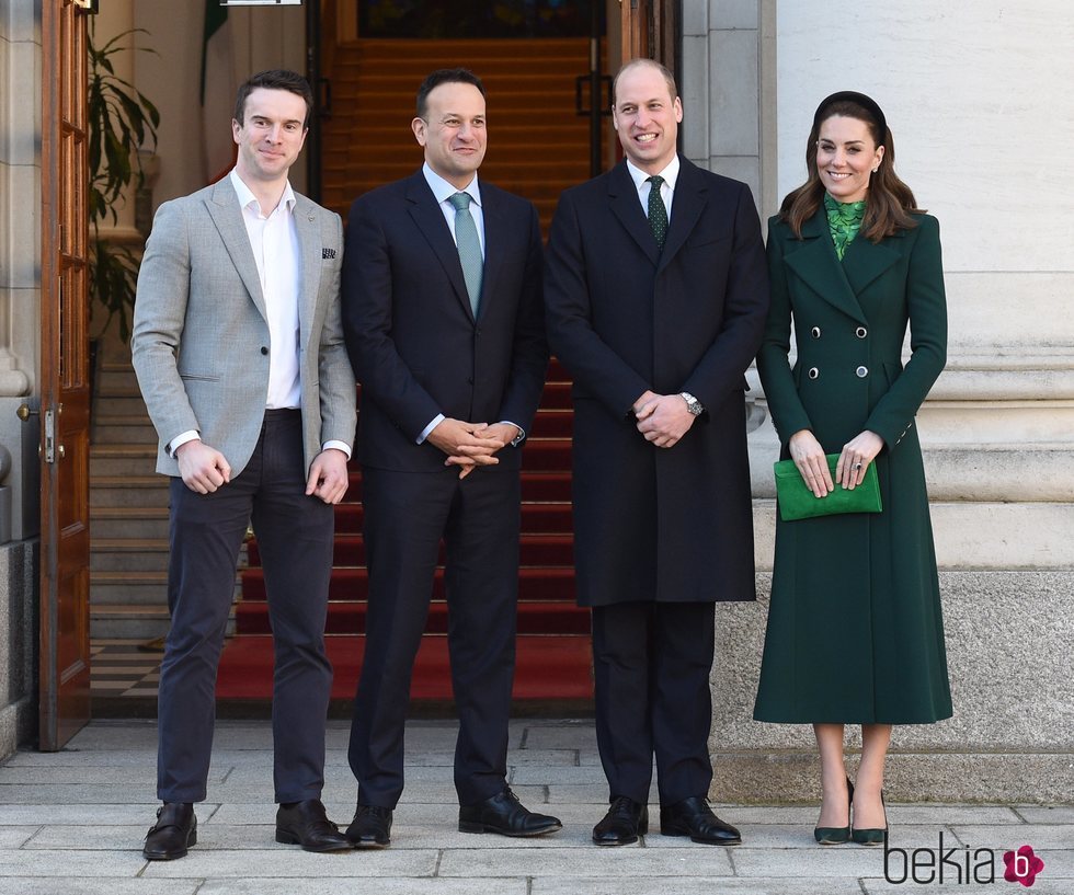 El Príncipe Guillermo y Kate Middleton con el Primer Ministro de Irlanda y su pareja en su visita oficial a Irlanda