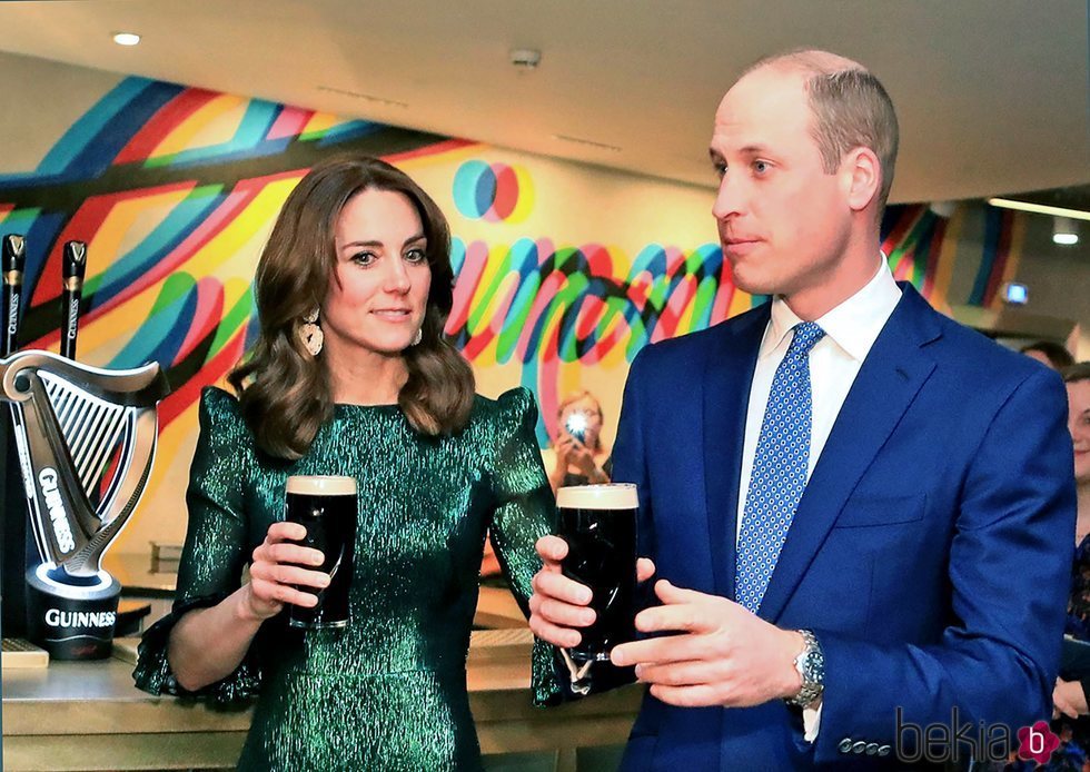 El Príncipe Guillermo y Kate Middleton con una pinta de cerveza en la Guinness Storehouse de Dublín