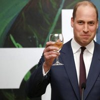 El Príncipe Guillermo brindando en una recepción en su visita oficial a Irlanda