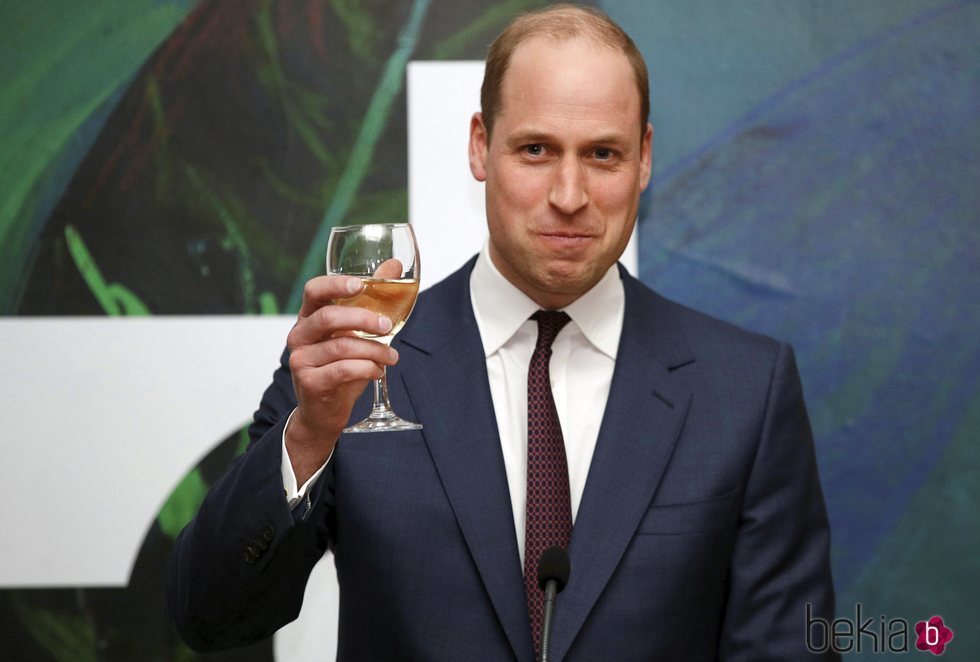 El Príncipe Guillermo brindando en una recepción en su visita oficial a Irlanda