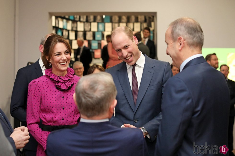 El Príncipe Guillermo y Kate Middleton ríen divertidos en una recepción en su visita oficial a Irlanda