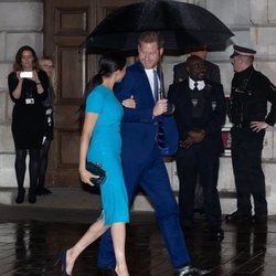 El Príncipe Harry mira con cariño a Meghan Markle en los Endeavour Fund Awards 2020