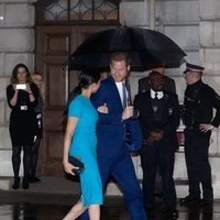 El Príncipe Harry mira con cariño a Meghan Markle en los Endeavour Fund Awards 2020